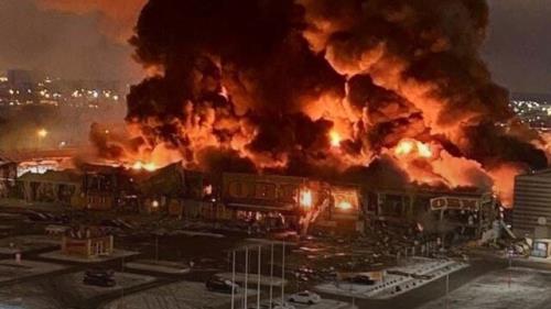 آتشسوزی وسیع در یک مرکز خرید در حومه مسکو