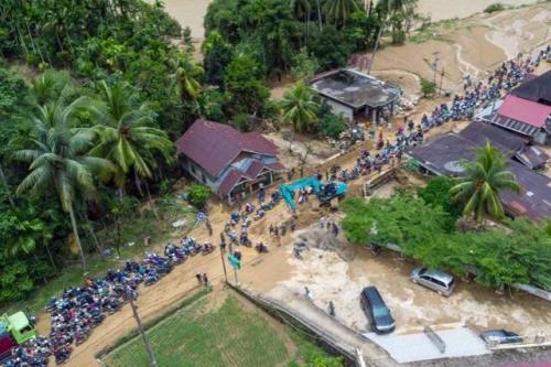افزایش تلفات سیل و رانش زمین در اندونزی به علاوه عکس