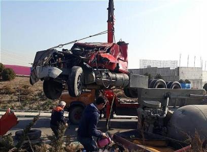 واژگونی كامیون سیمان در بزرگراه همت بعلاوه عكس