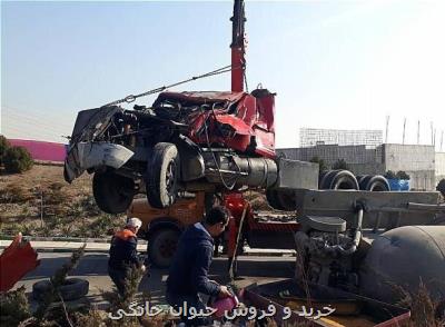 واژگونی كامیون سیمان در بزرگراه همت بعلاوه عكس